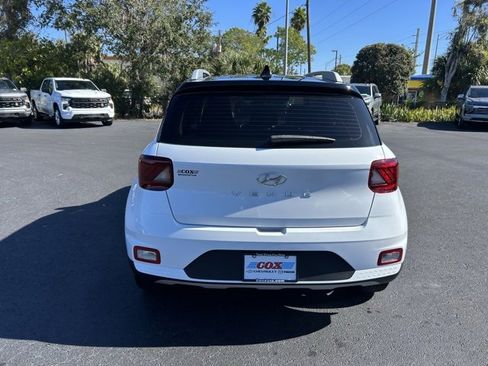 Used 2022 Hyundai Venue Limited image 5