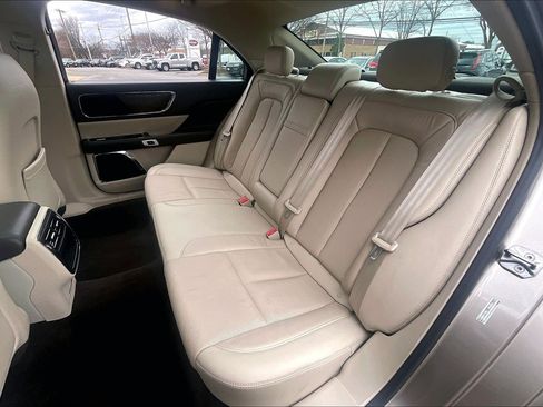 Used 2018 Lincoln Continental Select image 31