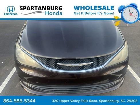 Used 2017 Chrysler Pacifica Touring image 3