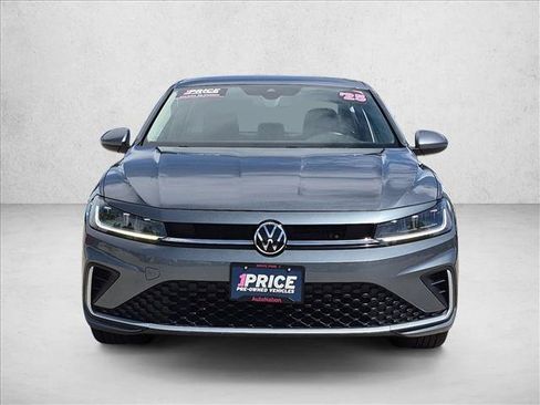 Used 2025 Volkswagen Jetta SE FWD image 2
