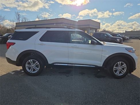 Certified 2022 Ford Explorer XLT w/ Equipment Group 202A image 4