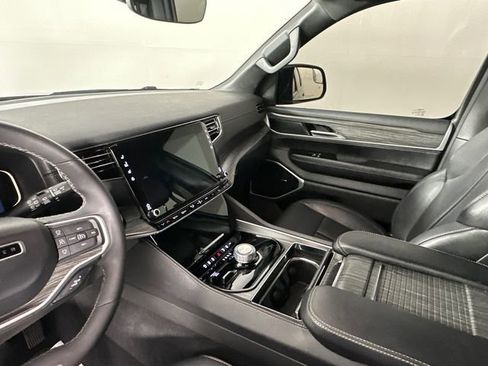 Certified 2024 Jeep Wagoneer L Series II w/ Flexible Seating Group AWD/4WD image 23