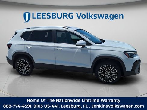 New 2026 Volkswagen Taos SE FWD image 2