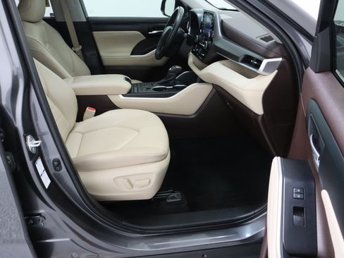 Used 2022 Toyota Highlander XLE AWD/4WD image 41