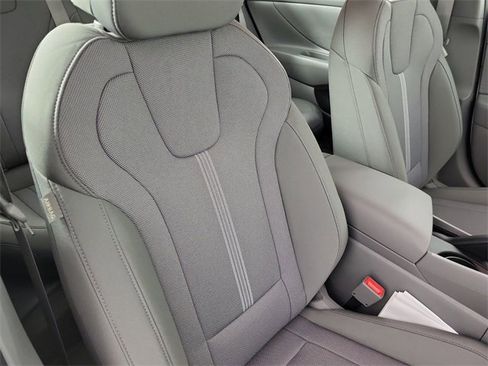 Certified 2025 Hyundai Elantra SE image 25
