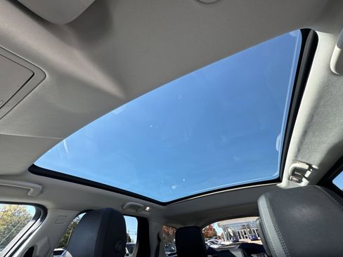 Used 2023 Land Rover Discovery Sport SE image 24