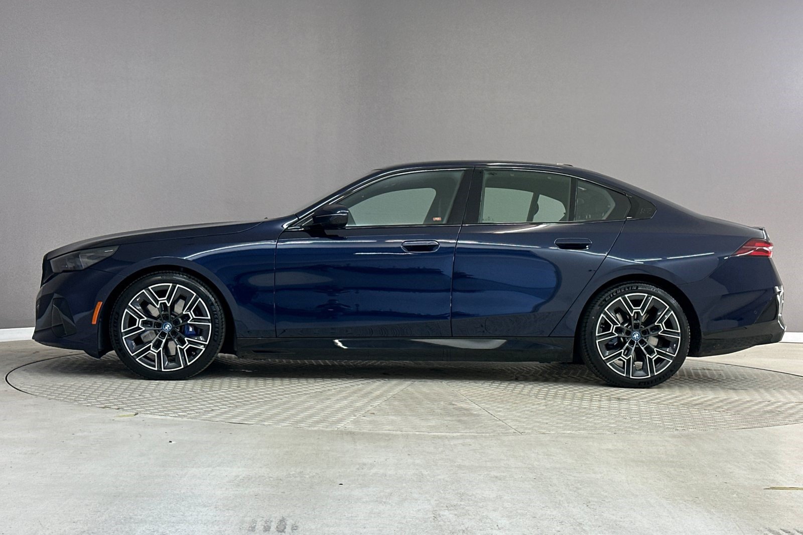 Used 2024 BMW i5 eDrive40i w/ Executive Package RWD image 2
