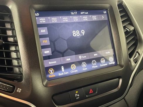 Used 2019 Jeep Cherokee Trailhawk AWD/4WD image 7