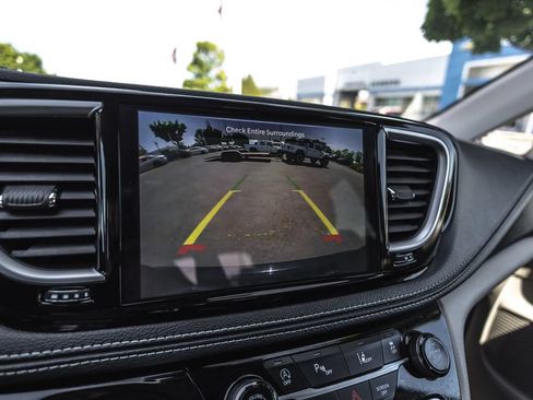 Used 2024 Chrysler Pacifica Limited FWD image 14