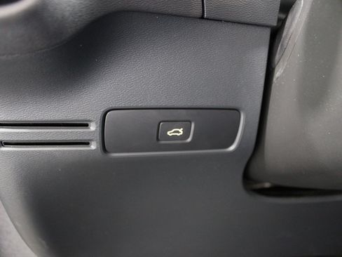 Used 2023 Volvo XC40 B4 Ultimate FWD image 8