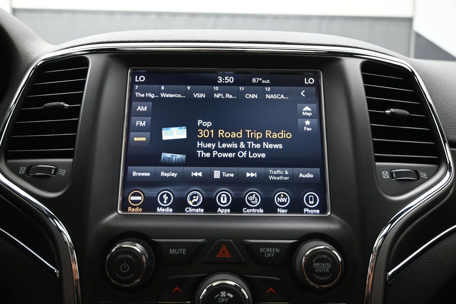 Used 2018 Jeep Grand Cherokee Limited w/ Luxury Group II RWD image 32