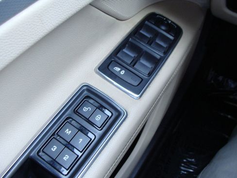 Used 2017 Jaguar XF Prestige image 30