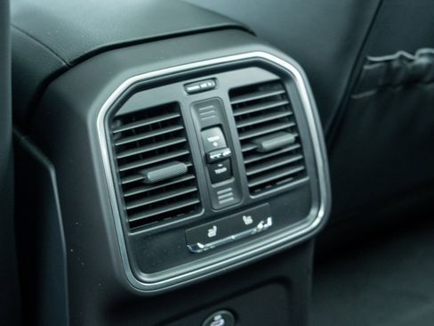 Certified 2025 Porsche Macan image 34