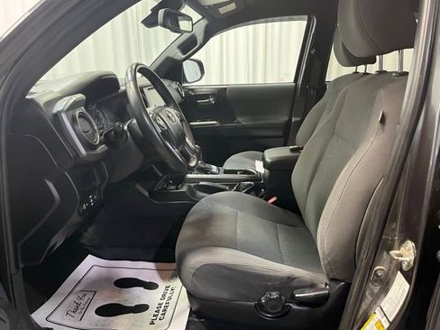 Used 2018 Toyota Tacoma TRD Sport w/ Technology Package image 4