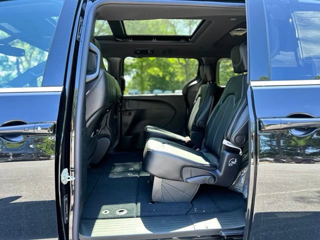 New 2027 Chrysler Pacifica Select w/ Family Tech Group AWD/4WD image 18