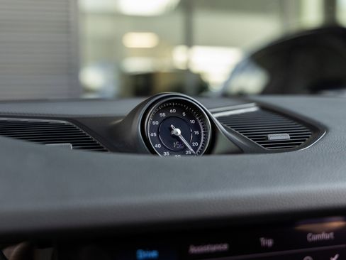 Used 2025 Porsche Cayenne Coupe image 29