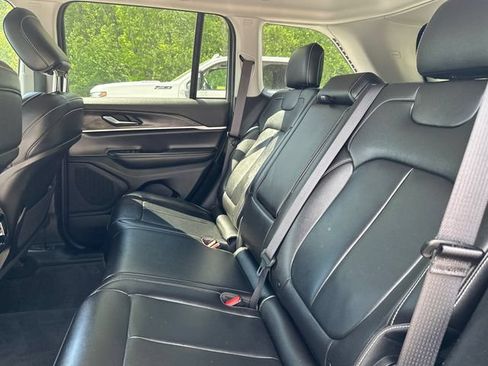 Used 2023 Jeep Grand Cherokee Limited w/ Black Appearance Package AWD/4WD image 17