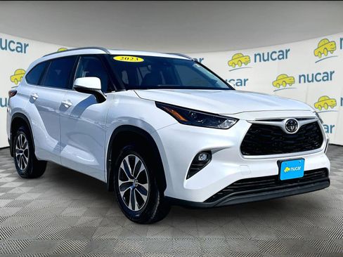 Used 2023 Toyota Highlander XLE image 1