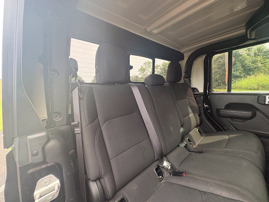 Used 2023 Jeep Gladiator Sport AWD/4WD image 17
