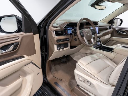 Used 2021 GMC Yukon Denali w/ Denali Premium Package image 12