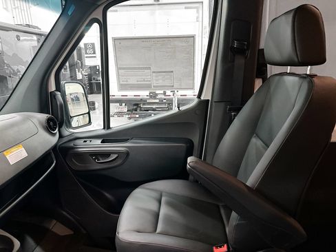 Used 2025 Mercedes-Benz Sprinter 2500 image 24