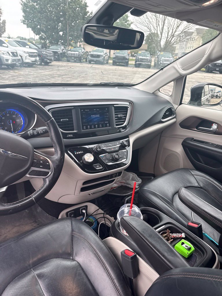 Used 2018 Chrysler Pacifica Touring-L FWD image 5