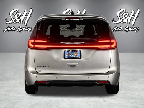 Used 2024 Chrysler Pacifica Touring-L FWD image 19