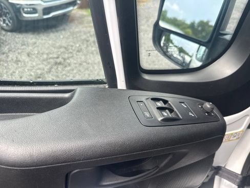 Used 2025 RAM ProMaster 2500 w/ Convenience Group FWD image 9