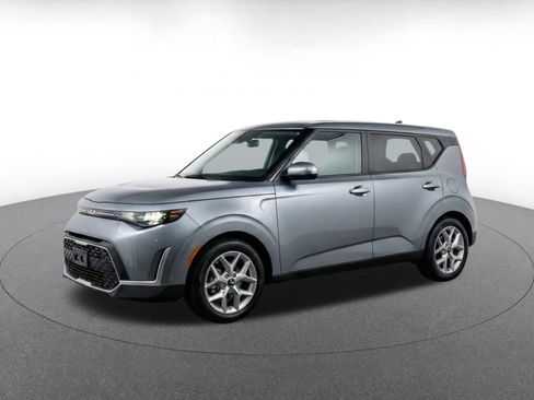 Used 2025 Kia Soul LX w/ LX Technology Package FWD image 3