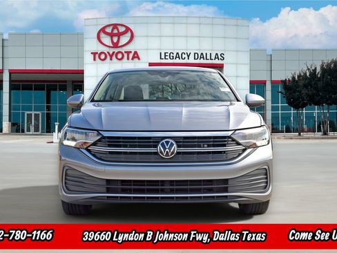 Used 2024 Volkswagen Jetta SE FWD image 6