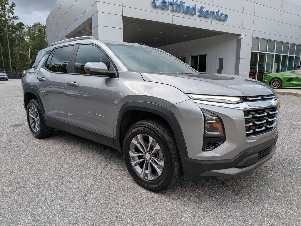 Used 2025 Chevrolet Equinox LT w/ Convenience Package II FWD image 1