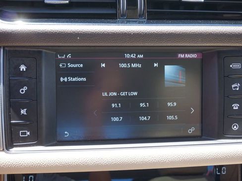 Used 2017 Jaguar XF RWD image 29