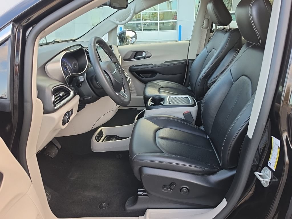 Used 2024 Chrysler Pacifica Touring-L FWD image 21