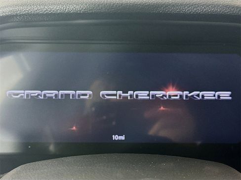 New 2025 Jeep Grand Cherokee Altitude image 11