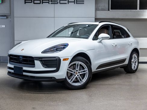 Certified 2024 Porsche Macan AWD/4WD image 1