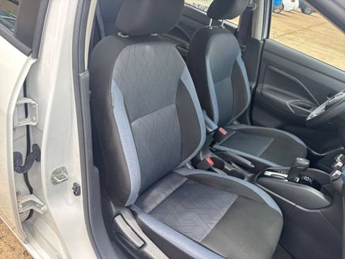 Used 2025 Nissan Versa SV FWD image 34