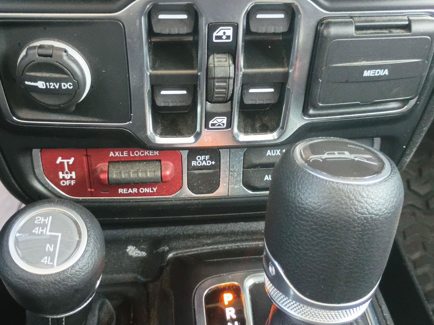 Used 2024 Jeep Gladiator Mojave w/ Technology Group AWD/4WD image 18