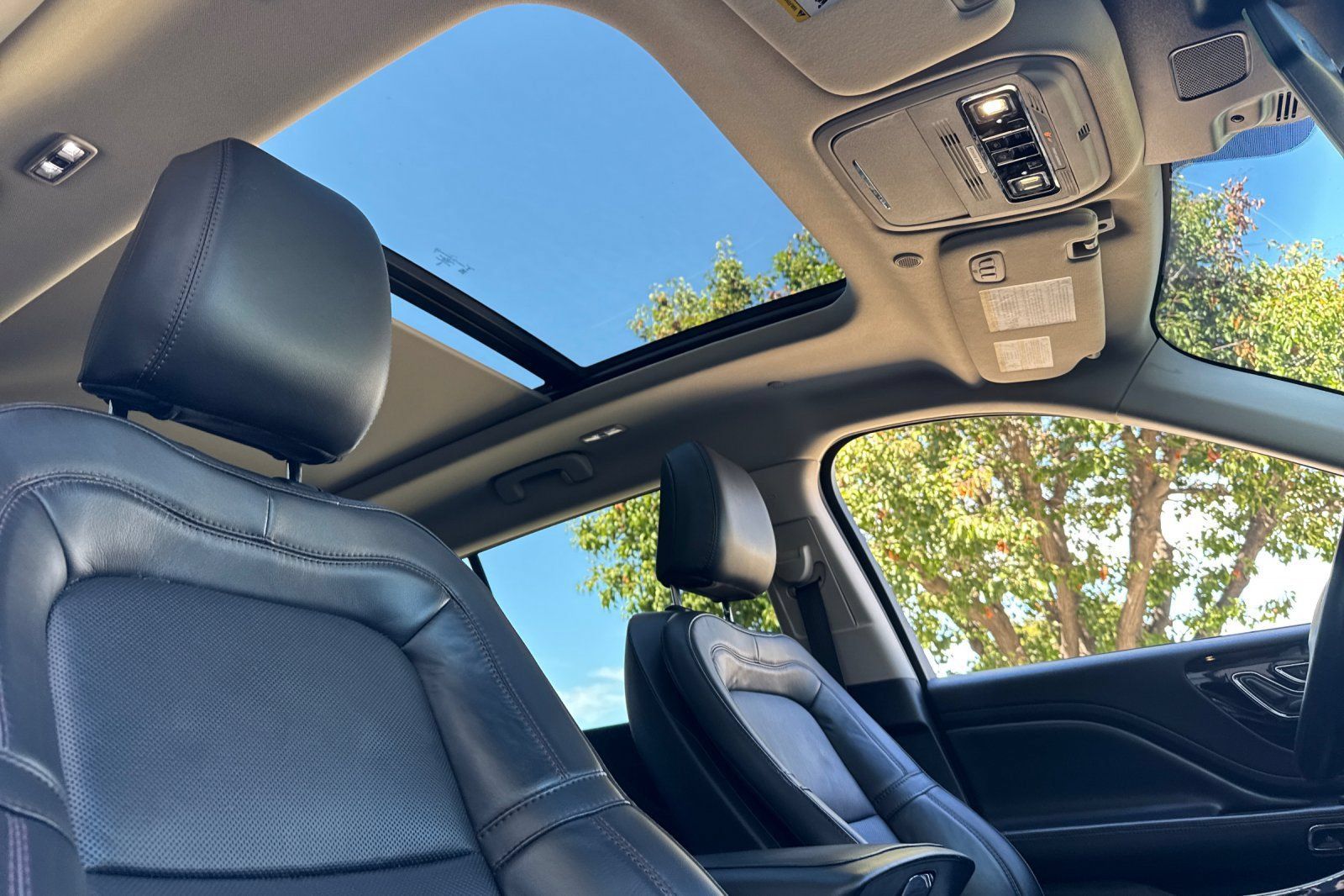 Used 2022 Lincoln Aviator Grand Touring w/ Equipment Group 301A AWD/4WD image 16