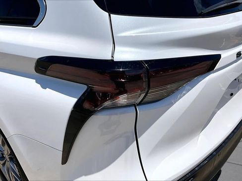 Used 2024 Toyota Sienna XLE FWD image 29