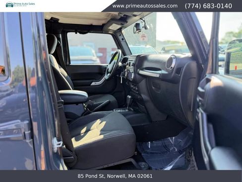 Used 2016 Jeep Wrangler Unlimited Sahara w/ Dual Top Group AWD/4WD image 14