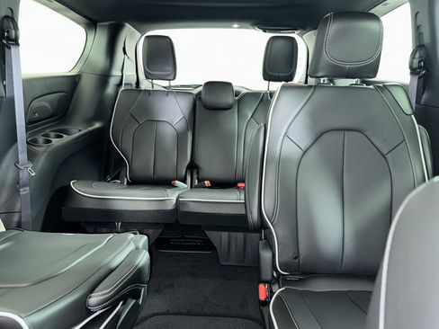 New 2026 Chrysler Pacifica Limited w/ S Appearance Package image 7