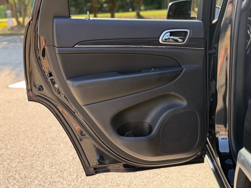 Used 2019 Jeep Grand Cherokee Limited AWD/4WD image 12
