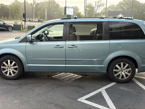 Used 2009 Chrysler Town & Country Touring FWD image 3