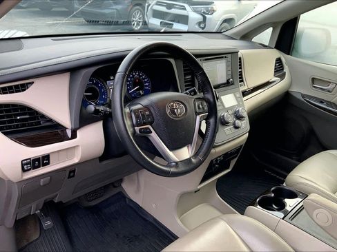 Used 2020 Toyota Sienna XLE w/ XLE Navigation Package image 17