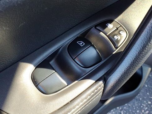 Used 2022 Nissan Rogue Sport SV image 16