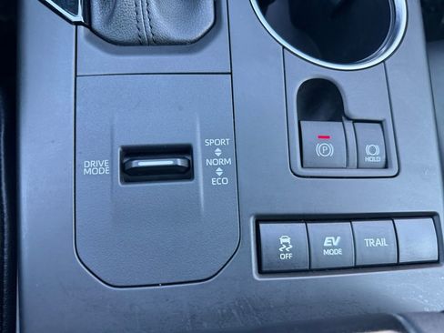 Used 2021 Toyota Highlander XLE image 17