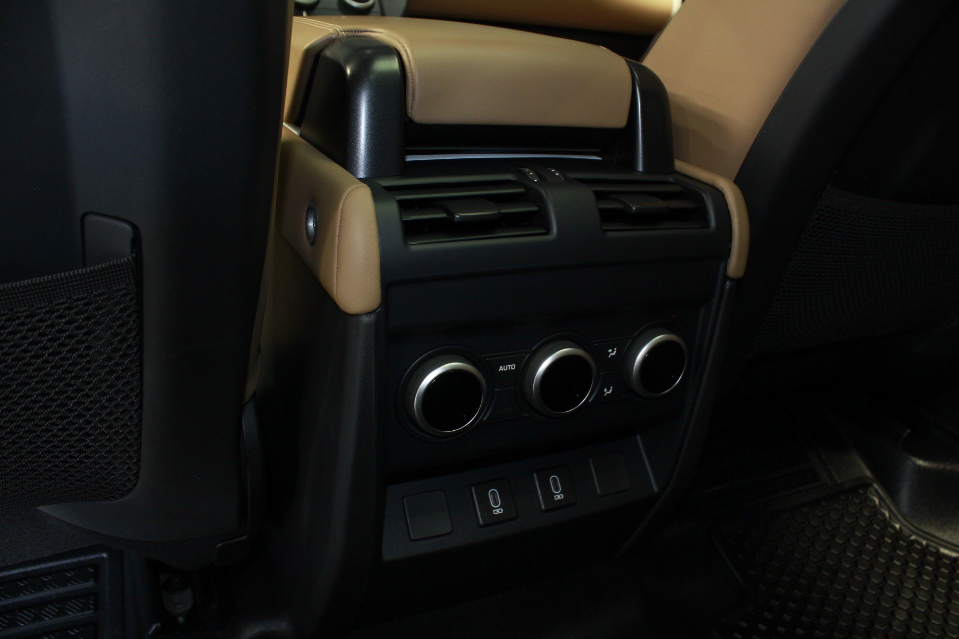 Used 2026 Land Rover Defender 110 X-Dynamic SE AWD/4WD image 46