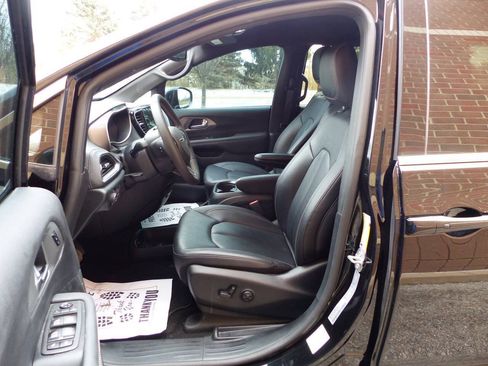 Used 2025 Chrysler Pacifica Select FWD image 19