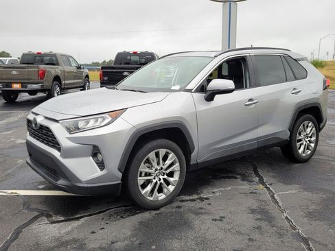 Used 2021 Toyota RAV4 XLE Premium image 3