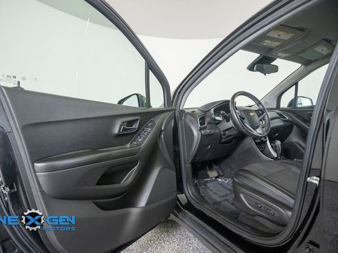 Used 2022 Chevrolet Trax LT w/ Midnight Edition AWD/4WD image 10